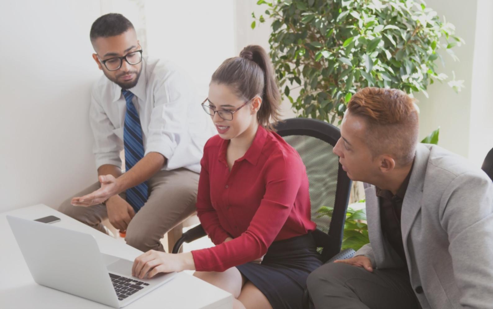 Ambiente di apprendimento collaborativo durante una sessione pratica